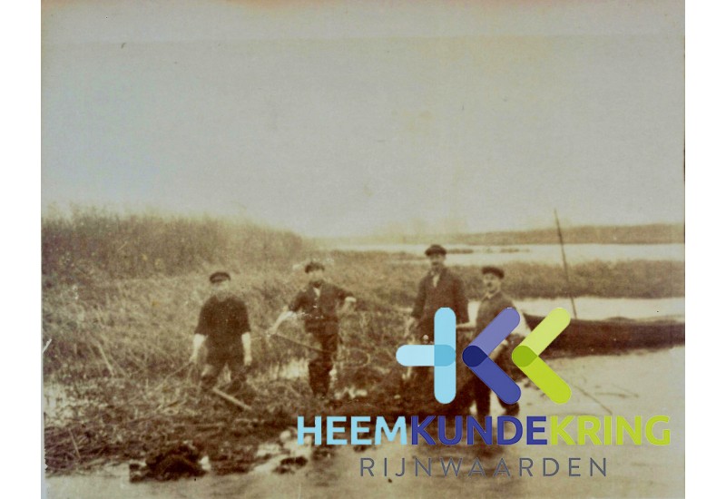 Aerdt Broodvissers vlnr Jan Grob- Hein Heijmen de lange Willem Grob en Th. Grob hebben de zegen opgetrokken van de Oude Rijn .Coll.T. Hendriksen